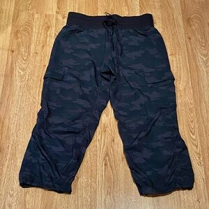 2/$20 0r 3/$25 Kyodan Camo Cargo Capris Studio Crop Style